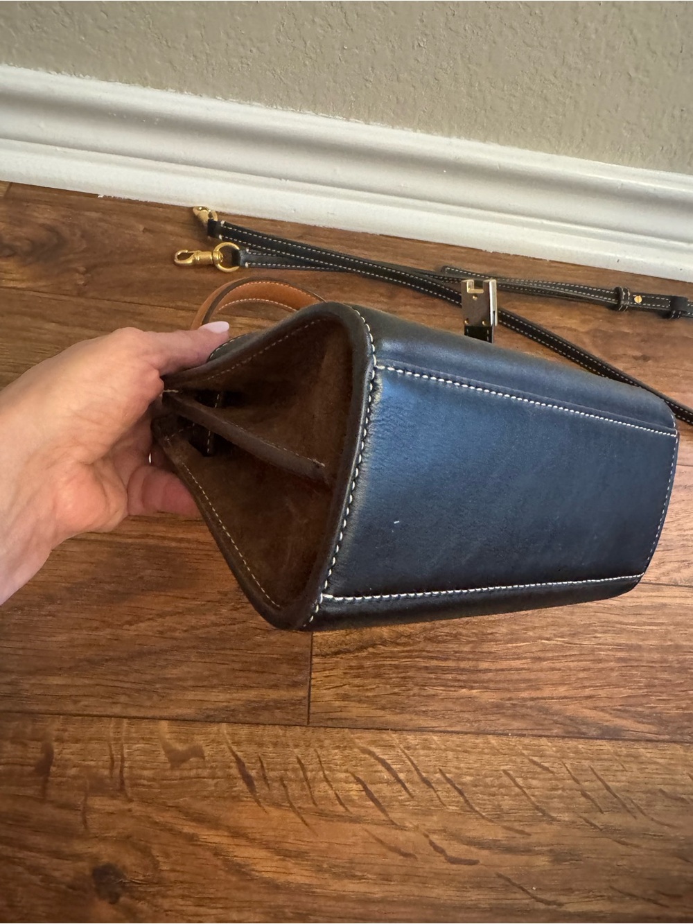 Tory Burch Petite Lee Radziwill Black Leather with Gold hardware bag - Picture 7 of 10
